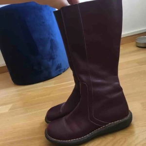  - Mörk lila läder stövlar, använda en gång 