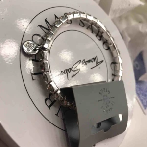  - Ett silvrigt armband från Pearls For Girls Aldrig använt  Köpare står för frakt