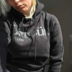  - En svart hoodie från märket dirtcult! Köpt på deras egna hemsida o sparsamt använd. 