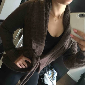  - Jättemysig stickad kofta i brun färg som man kan knyta eller använda öppen! 