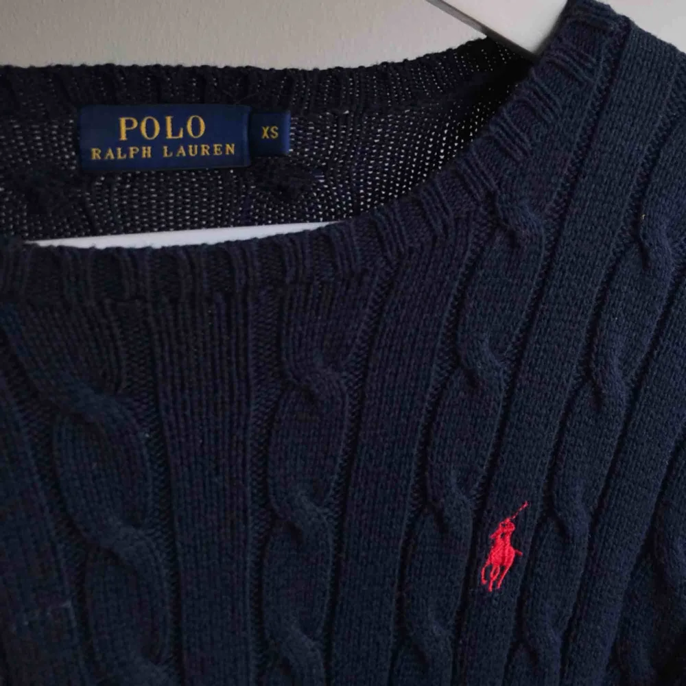 En långärmad mörkblå Ralph Lauren tröja som knappt använts. Väldigt skönt varmt material. Den passar i alla lägen och är i väldigt fint sick.  Kan mötas upp i Malmö / Lund . Hoodies.