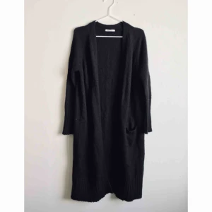  - Lång varm kofta från Gina Tricot, perfekt att dra på sig en sommarkväll! Använd ett fåtal gånger. Passar XS-S 🌸 Undrar ni något, eller vill ha fler bilder är det bara att höra av sig!☺️