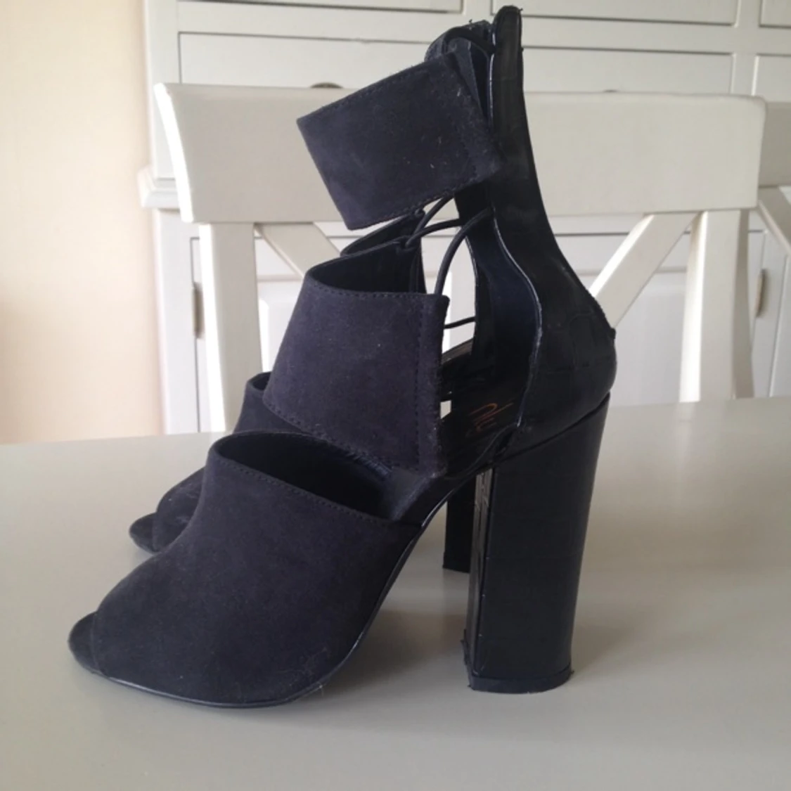 Skor från nelly! Endast använda en gång. Strl 35, men passar en liten 36a. 