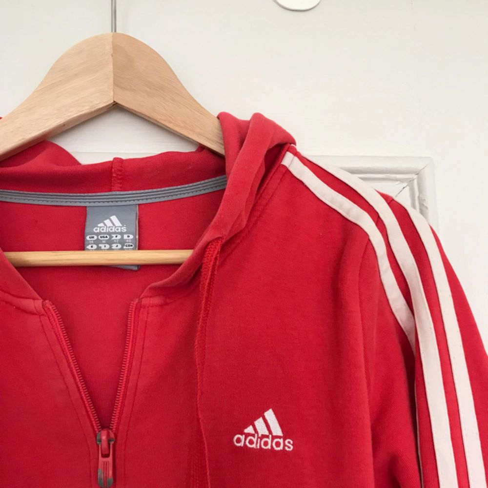En hoodie från Adidas, köpt på Second hand i Paris. Superskön och funkar att klä upp eller som mysplagg. Kan mötas upp i Stockholm. Om man vill ha den skickad är priset 100kr exkl. frakt. Huvtröjor & Träningströjor.