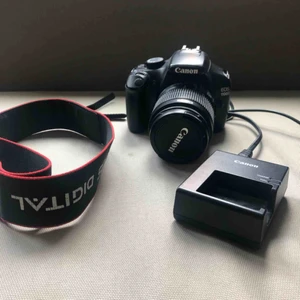  - Canon EOS 1100D digital kamera med tillhörande objektiv och laddare. köpt för något år sedan för 4290 kronor. den fungerar utan problem och bilderna blir riktigt bra.