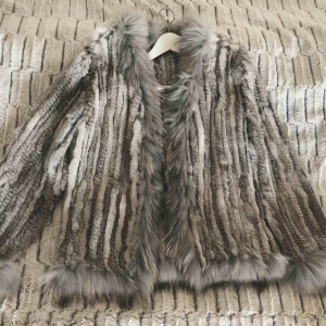  - Äkta kaninpäls jacka från Italien, köpt i Rom i en pälsbutik. Använd ett fåtal gånger, passar en S/38. 