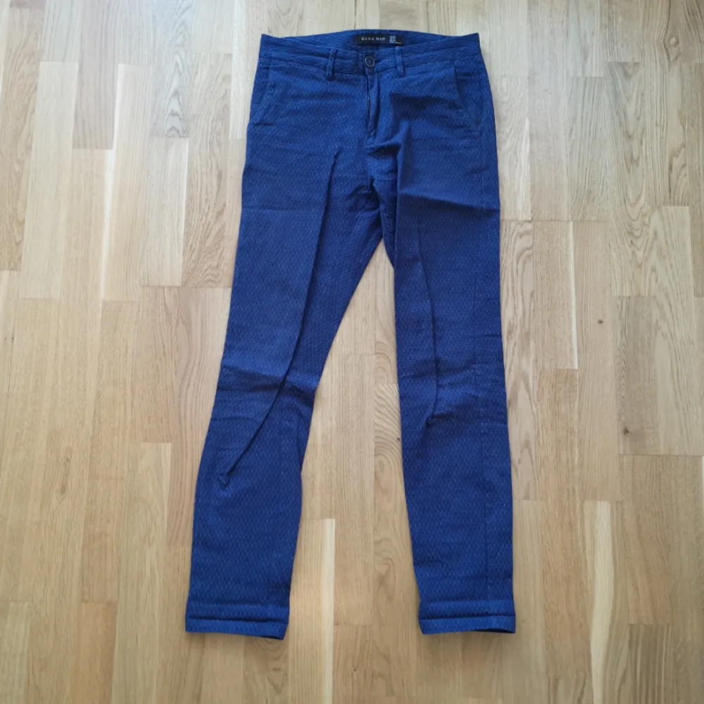 Slimfitbyxor.  Kan mötas i Stockholmstrakten alternativt betalar köparen för frakten. Jeans & Byxor.