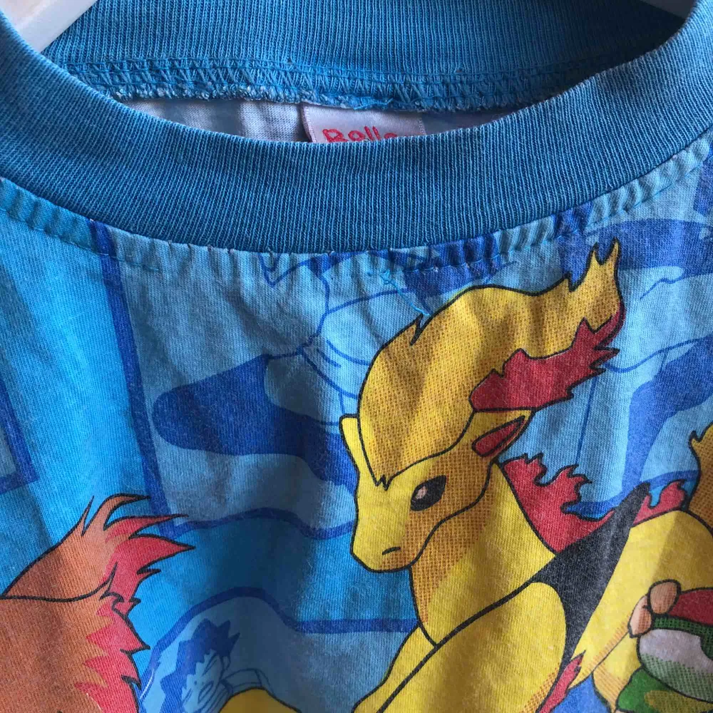 ✨Fin blå PokémonT-shirt✨Tror att det är en barntröja men passar XS & S. Sömmen är lite trasig vid kragen vilket syns på tredje bilden. Kan mötas upp i Stockholm, köparen står för ev frakt💥✨. T-shirts.
