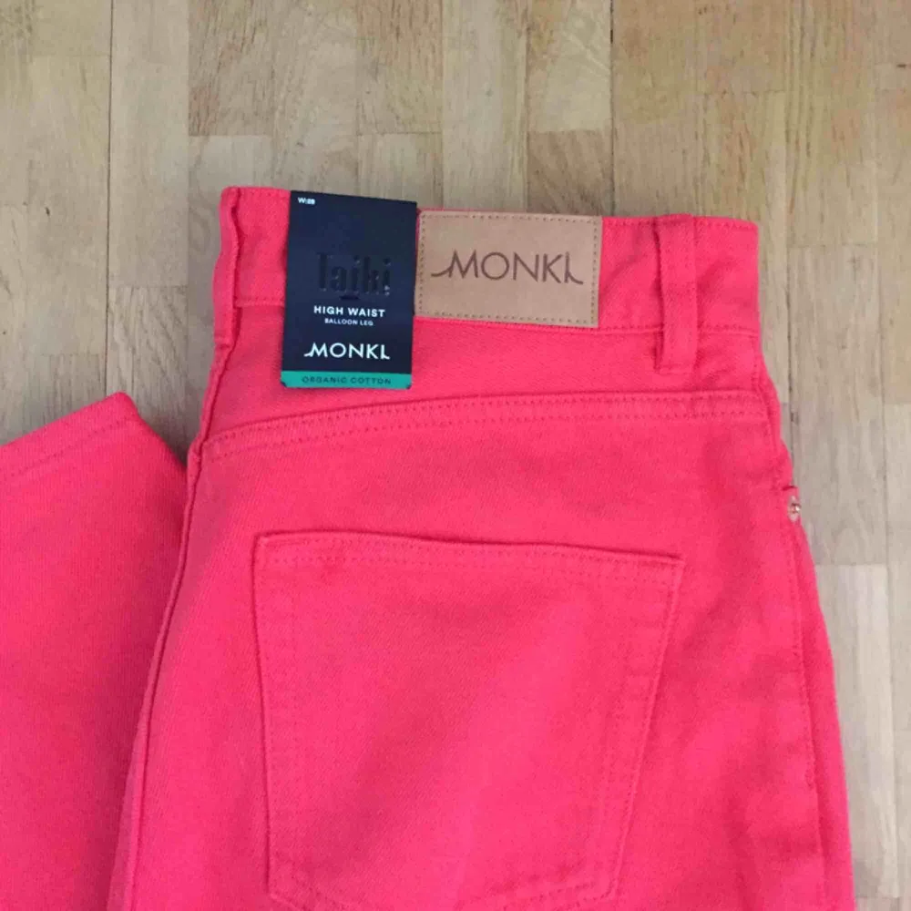 Snyggt somriga röda jeans från monki. Modellen heter Taiki. Aldrig använda.. Jeans & Byxor.