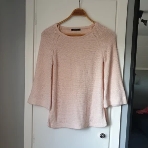  - En tröja med trumpet ärmar