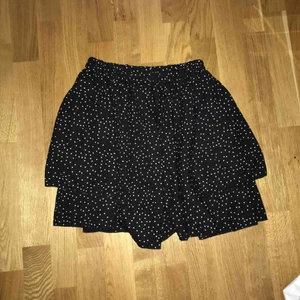  - Prickig kjol från en butik i Skåne! Jättefin till hösten. Det är resor i midjan, så passar XS-M! Köparen står för frakt:)