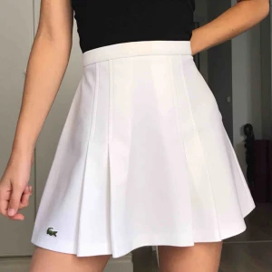  - Fin Lacoste tenniskjol köpt på second hand. Sparsamt använd. Säljer pga för stor för mig med storlek XS.