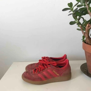  - Röda Adidas spezial, ordentligt använda men hela!