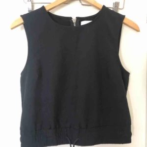  - Snyggt linne från STAY, säljer även shortsen i separat annons passar snyggt ihop. Knappt använd så i väldigt bra skick! 