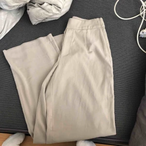  - Långbyxor från Bikbok. Ni känner säkert igen dem. Super fina. Använda endast en gång.   Köpare står för frakt. 