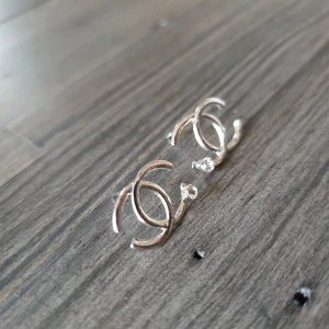  - Silvriga örhängen med kristall. 