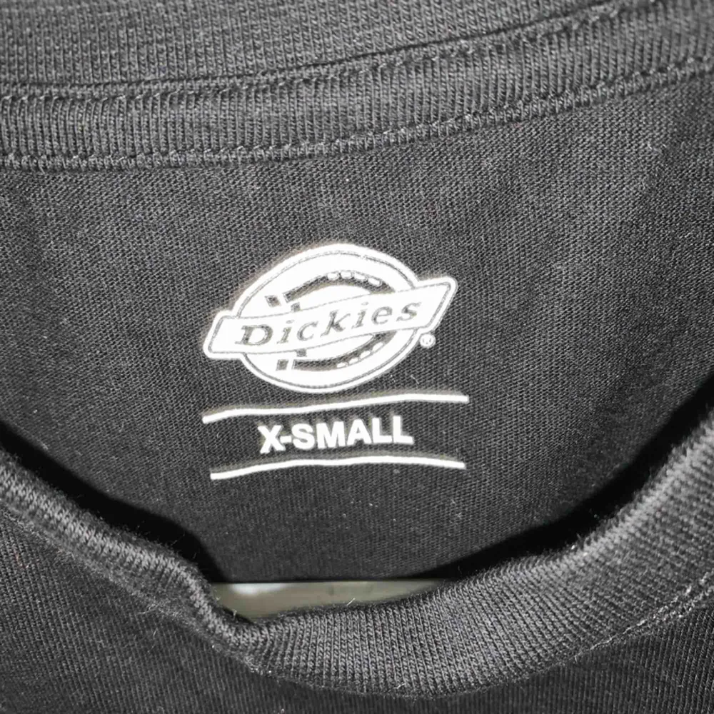 Säljer min dickies t-shirt som är i storlek XS i herr storlek. Använd fåtal gånger och köparen står för frakten:). T-shirts.