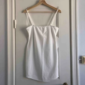  - En miniklänning från Missguided. Storlek 38/medium, damstorlek. Skick: 6/10. Levereras nytvättad. Postas endast, 18kr (frakten är inräknad i priset). Mvh Marija 