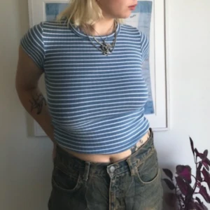  - En söt somrig t-shirt från weekday som aldrig kom till användning! Perfekt nu i sommar 🤩 Möts upp i Stockholm och kan fraktas ❤ passar från 34-38, jag är vanligtsvis M men den är stretchig så jag kan använda den! 