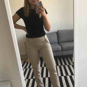  - Chinos med två fickor fram och två fickor bak med knappar  Skick: Fint, nästintill oanvända Märke: Zara Basic Färg: Beige Storlek: 36  Köparen står för frakt Swish finns