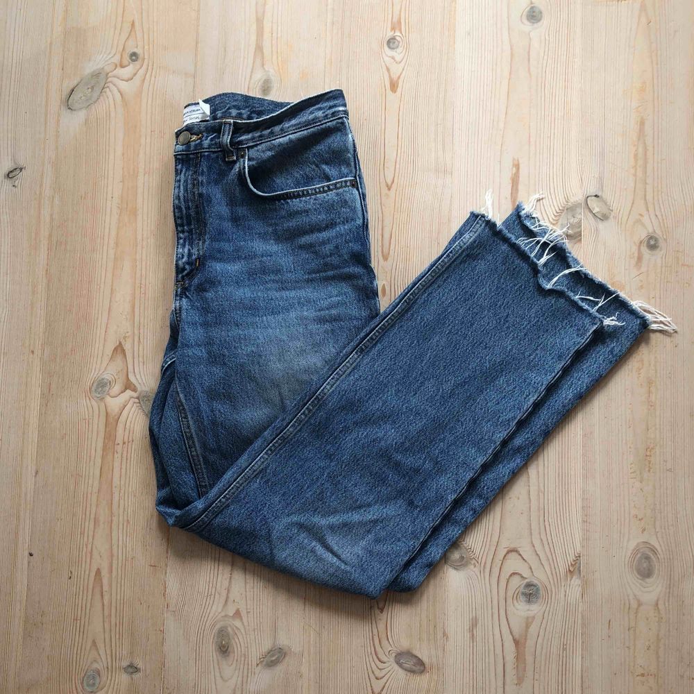 & OTHER STORIES jeans straight. Inköpspris 790kr. Har ett litet hål insida ben som ej syns annars bra skick! Priset är exklusive frakt, köparen står för frakt!. Jeans & Byxor.