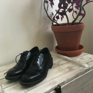  - Dr Martens finskor i väldigt bra skick 🙏 dom är i storlek 38 och jag har 37-39 och dom funkar bra för mig! passar jätte bra till en tillställning eller bara till vardagen!   Enda nackdelen kan vara skavsår😳 men det kan man gå bort!🤪