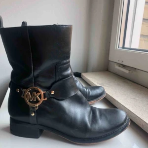  - Michael Kors skor, fina i strl 36/37. Passar båda #skor #michaelkors