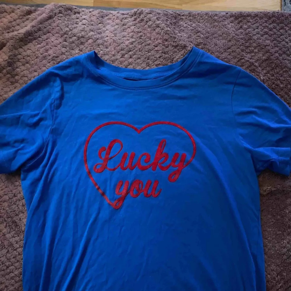 T-shirt från Ginatricot i storlek XS. Väldigt fin blå färg med färgen ”lucky you”. Endast använd hemma två gånger💙. T-shirts.