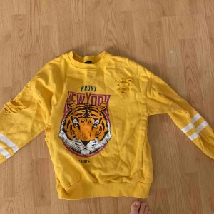  - En sweatshirt från Gina med håliga detaljer, 50 kr + eventuell frakt, storlek small