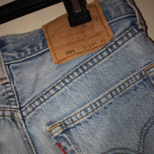  - Perfekta Levis shortsen till sommaren!!! Högmidjade.250kr+frakt, tar endast swisch. Säljer då jag har ett par likadana och då de blivir en aning små.