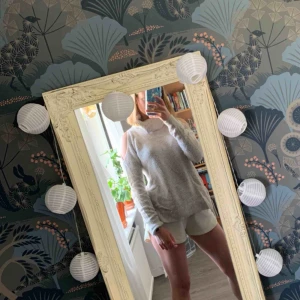  - Mysig tröja från Hollister! Har hål på axlarna. Passar mig som vanligtvis har XS/S. Frakt inräknat i priset, tar endast swish. Bara att skicka en fråga om du undrar något! 