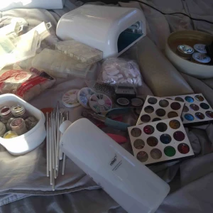  - AAAAALLLT du kan tänka dig behöva till att bygga gelenaglar + lite till! Skriv meddelande för innehållslista! Använt skick på vissa saker men andra helt orörda ! 