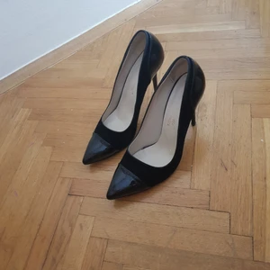  - Jättesnygga klackar köpta för två år sedan. Dessa passar verkligen med allt pga deras färgen. De är jättefina och bra kvalité. Storleken är 41. Tveka inte om du har några frågor 🖤🖤🖤