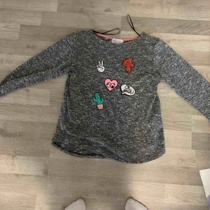  - Knappt använda ❤️ Love tröjan är från kappAhl och dom två anda är från h&m