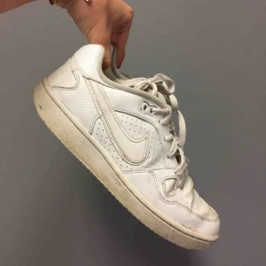  - Storlek 37.5, använt skick. Frakten kommer på 100kr och är inräknad i priset! 