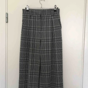  - Snygga utställda byxor från Weekday. Hög midja med sidfickor. Begagnat skick! 