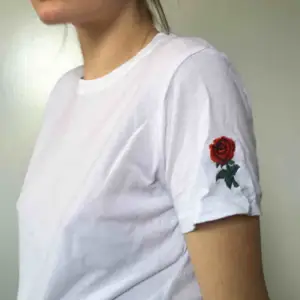 Säljer en supersnygg vit t-shirt med en ros broderad på ena axeln. Köpt på Brandy Melville i London. Kan mötas upp i Örebro eller så tillkommer en fraktkostnad på 59kr. Priset kan alltid diskuteras :-)