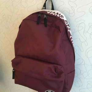  - Vinröd och vit ryggsäck från vans, köpte i höstas och inte direkt använd