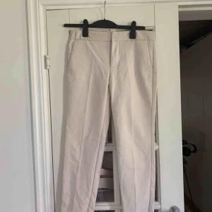  - Supersnygga beiga kostymbyxor från Mango. Använda 2 gånger. Frakt tillkommer.