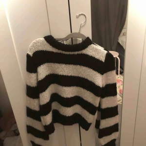  - Svart o vit stickad tröja, aldrig använd, pris kan diskuteras 