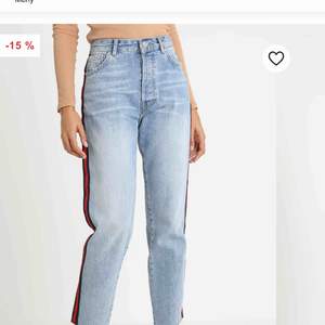 Mom-jeans ifrån BikBok. Nypris 600kr. Köparen står för frakten. Han eventuellt mötas upp i Stockholm.