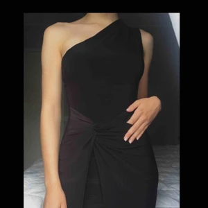  - Svart klänning i storlek S från Nelly.com, säljs på grund av att den aldrig används.   Klänningen är i nyskick och har aldrig använts förutom då bilden togs för försäljningen.   Den är i storlek S men är av  ett stretchigt material så passar även M!