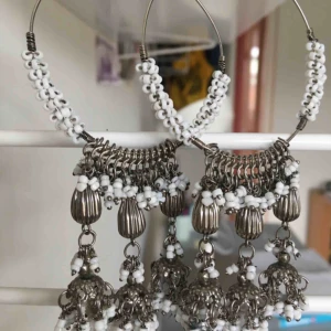  - Festliga örhängen i vitt och metall