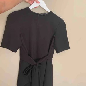  - Super fin tröja från zara med knyt i midjan.  Använd 3 gånger. 