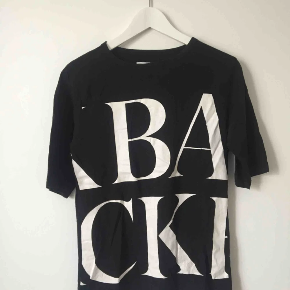 Top från BACK i svart med tryck. . T-shirts.
