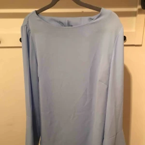  - Använd en gång, endast 1 år gammal. Mycket fin tröja men får inte se mycket dagsljus i min garderob. 60kr exklusive frakt, kan mötas upp i Stockholm. 