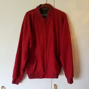 Röd jacka i klassisk harringtonmodell