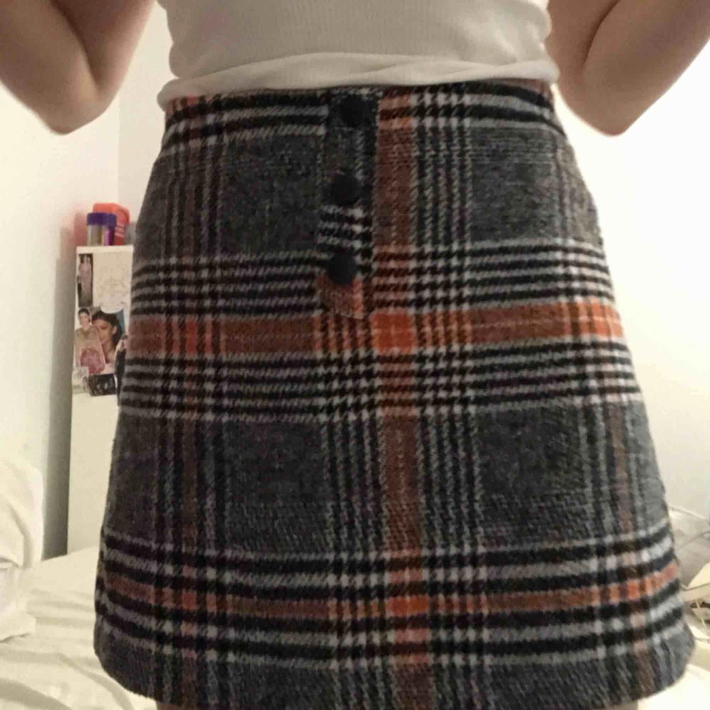 Söt kjol ifrån primark i storlek 6 vilket jag skulle säga motsvarar en XS/S. Kjolar.