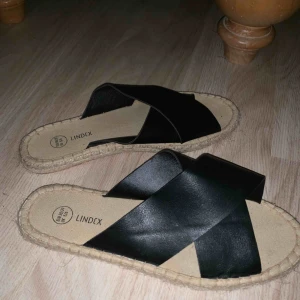  - Skor från Lindex, svart skinn på ovansidan!