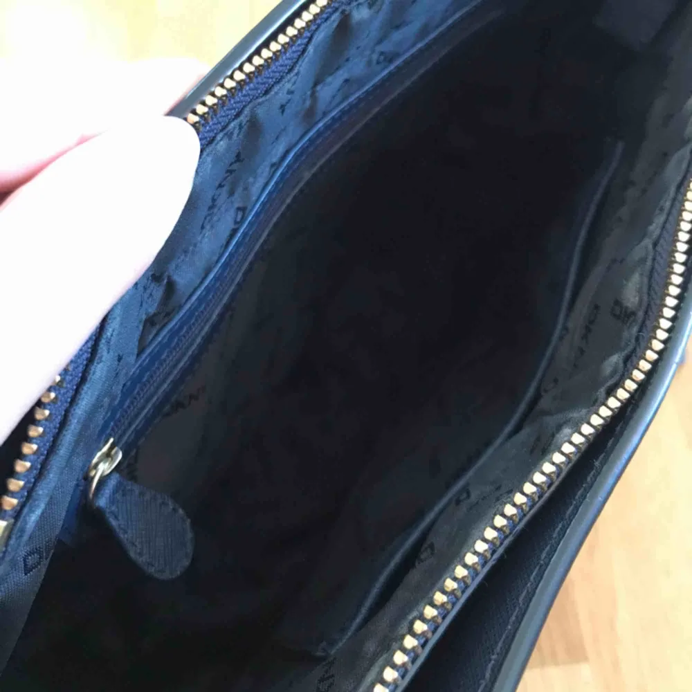 Äkta DKNY väska i mörkblått. Bra skick! Mått: 35*25*12 . Väskor.